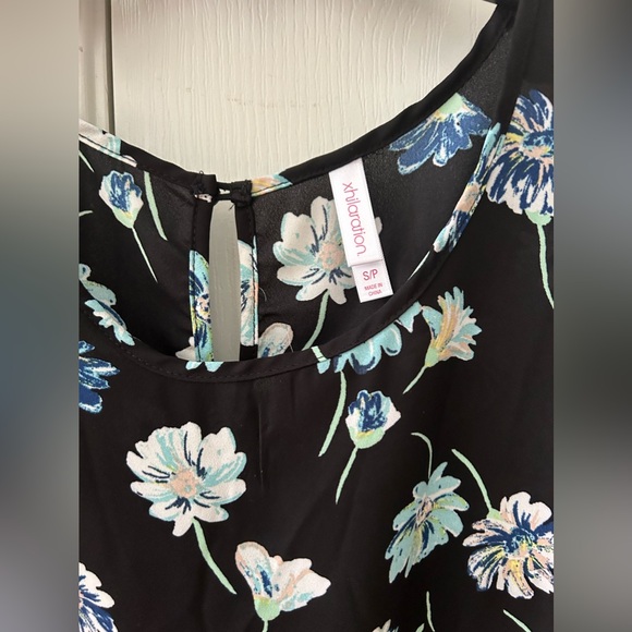 Xhilaration Black Floral Flutter Sleeve Top. Size S/P. - Picture 2 of 10